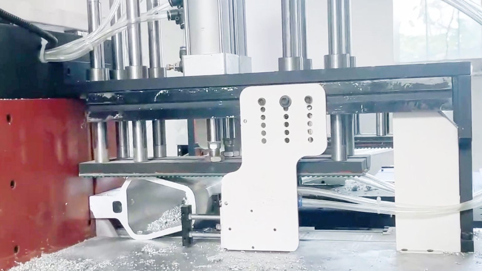 铝型材切割机设备的压料限位块有三大作用